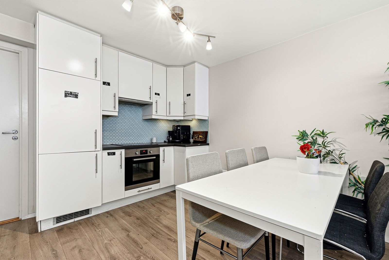 Stuen har god plass til spisebord, sofagruppe og TV-møblement. Galleribilde