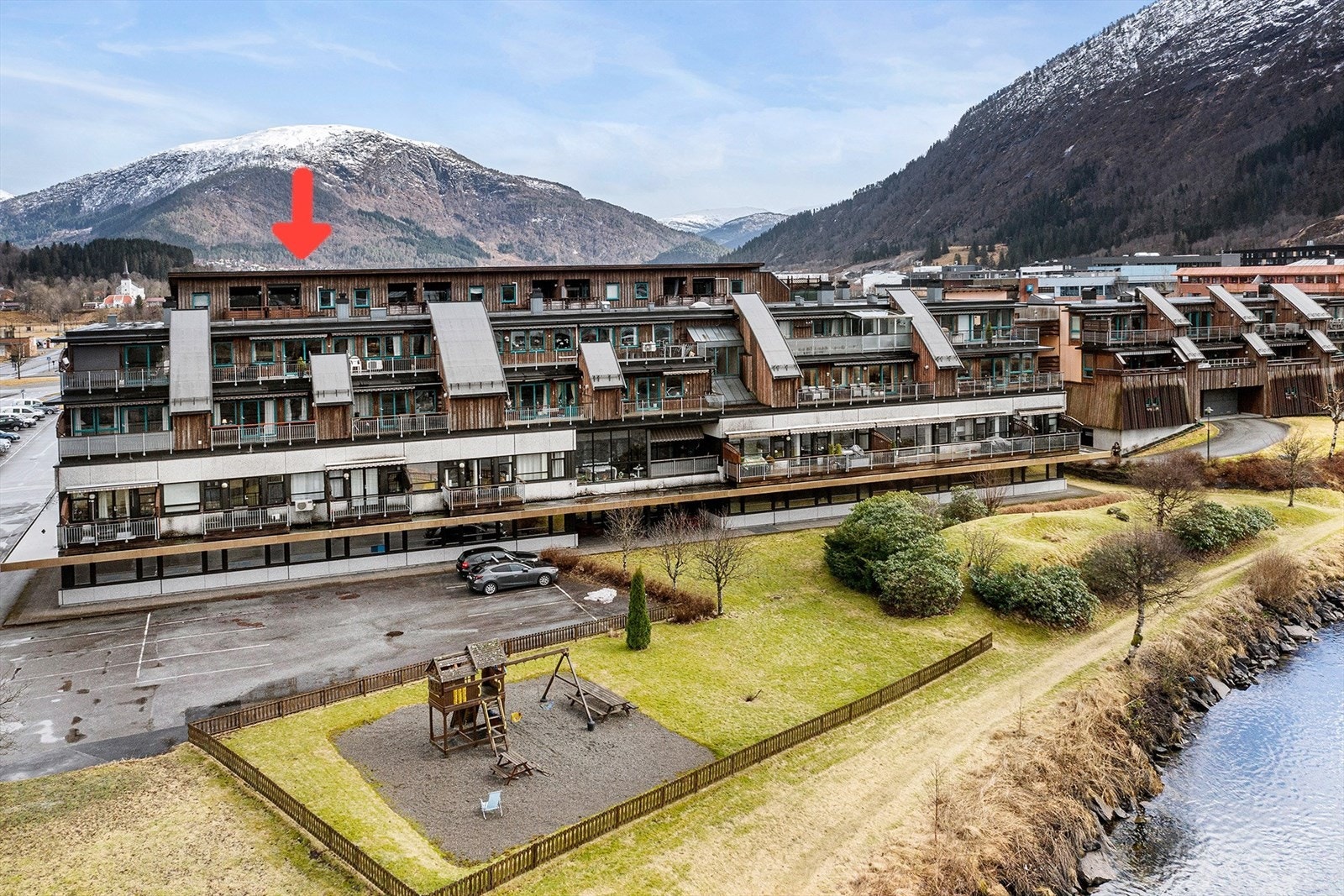 Leiligheten ligger fint til langs Jølstra med svært gode solforhold og kort gangavstand til alle tilbud i sentrum. Galleribilde