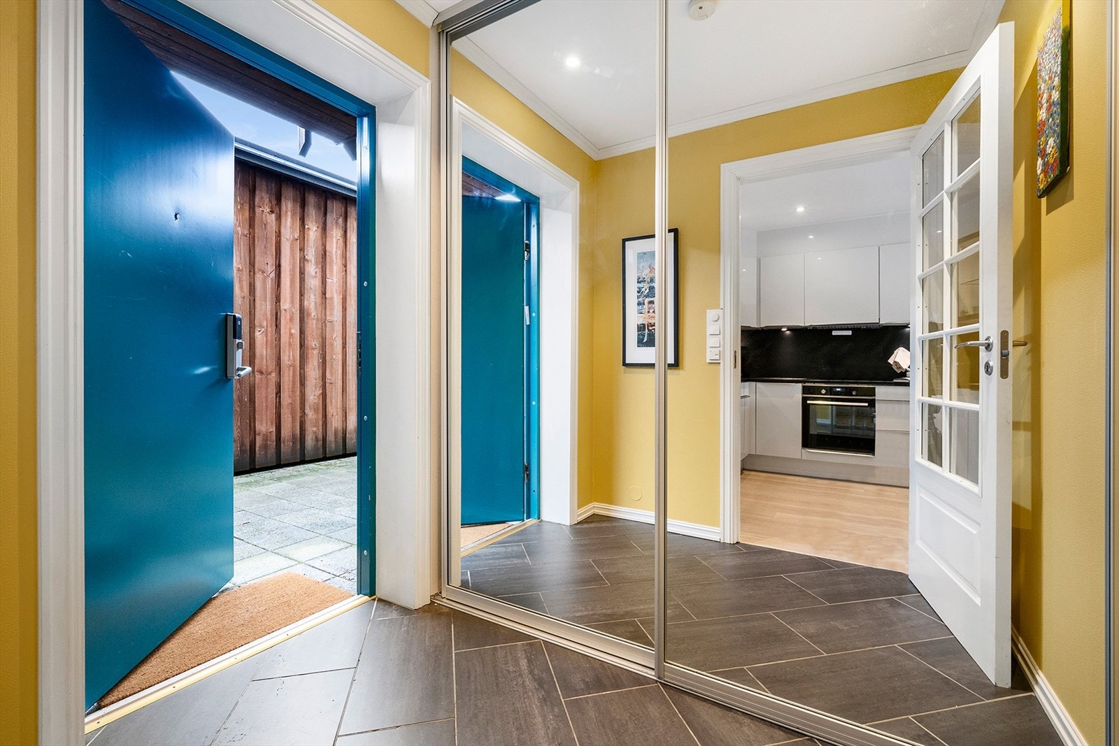 I entréen er det skyvedørsgarderobe og gulvfliser. Boligen har tilkomst via åpen svalgang frem til heis og trapperom til gateplan. Galleribilde