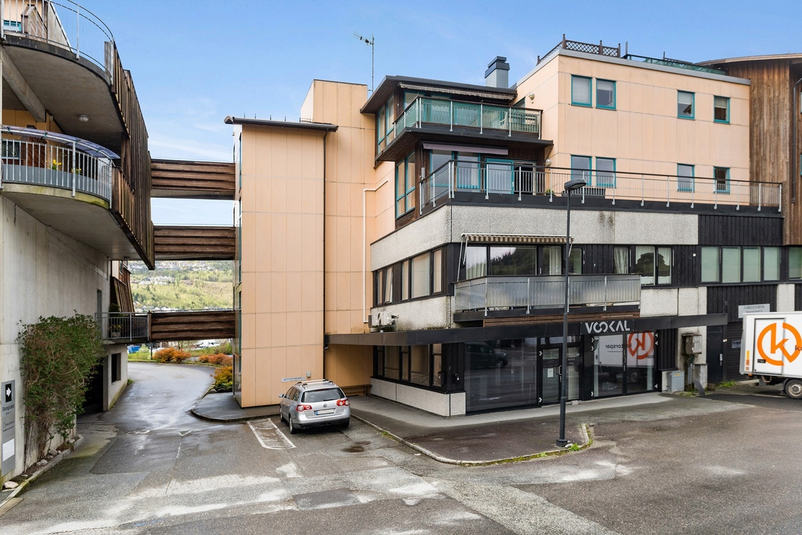 Leiligheten har enkel tilkomst med heis fra gateplan og garasjeanlegg. På motsatt side av bygget er det gjesteparkeringsplass. Galleribilde