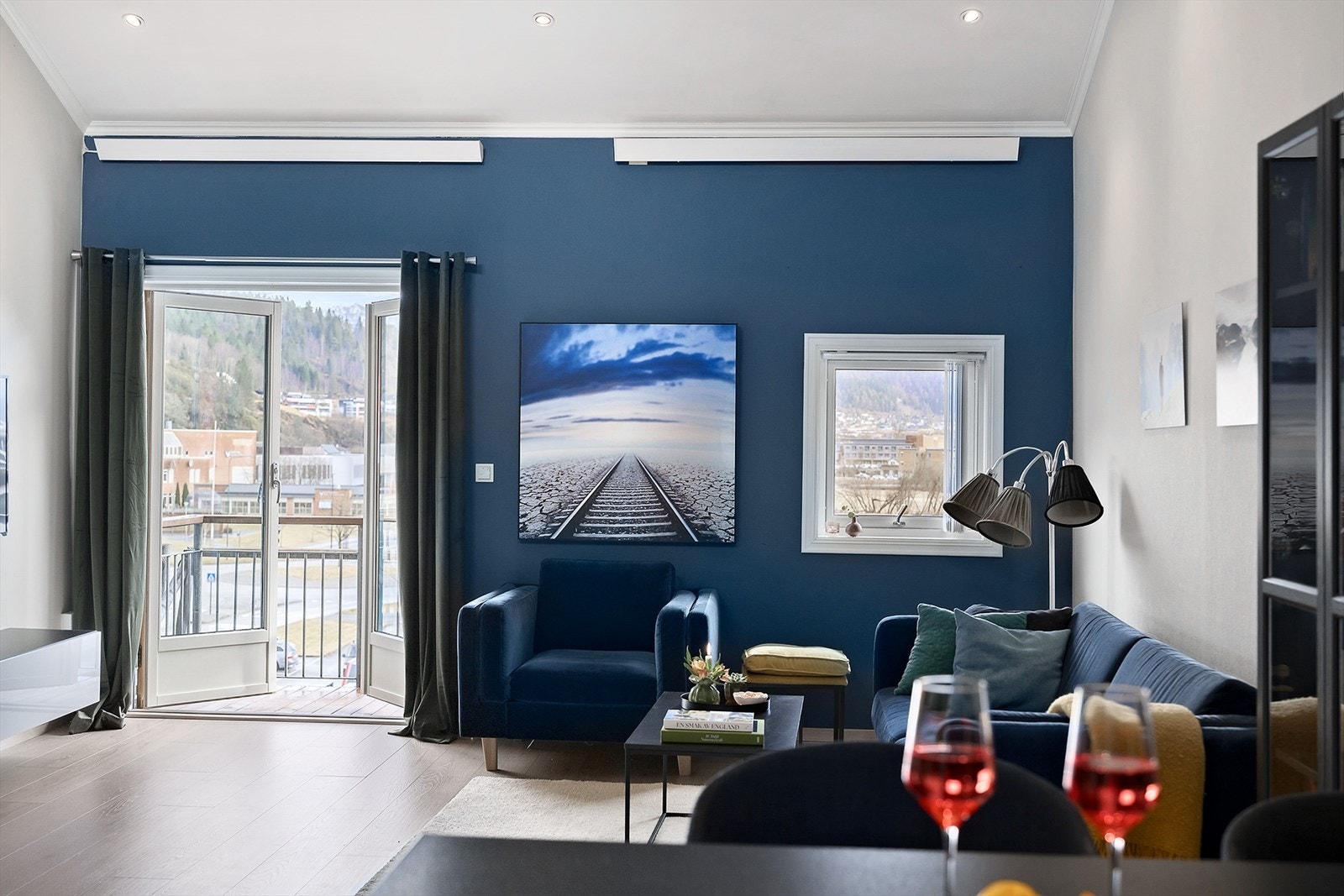 Stuen er i åpen løsning mot kjøkkenet og har god plass til møblering. Galleribilde
