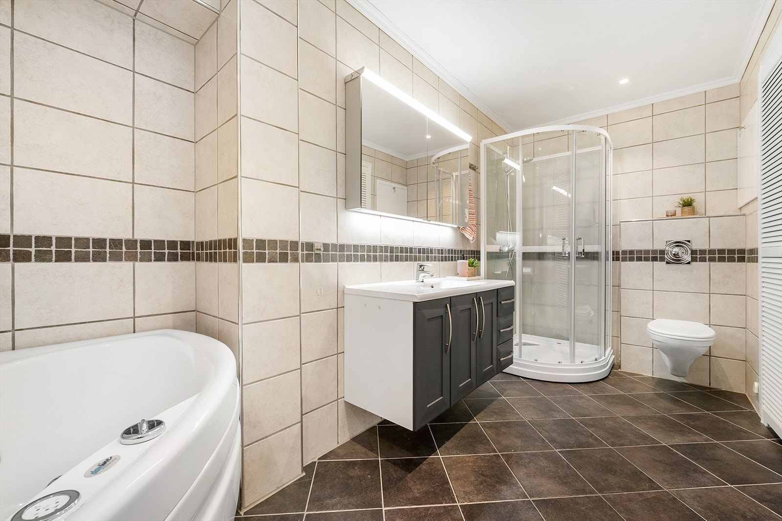 Badet er meget romslig og har helfliset gulv og vegger. Galleribilde