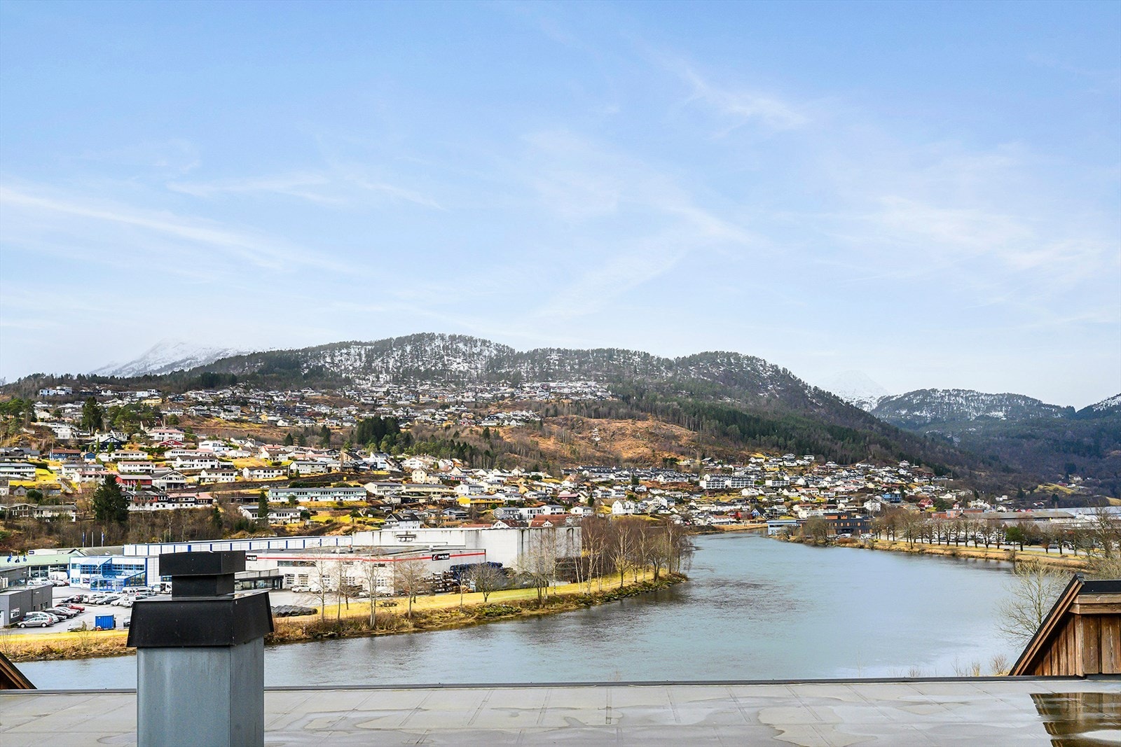 Fra takterrassen ser du over Jølstra i retning mot Halbrendsnipa. Galleribilde