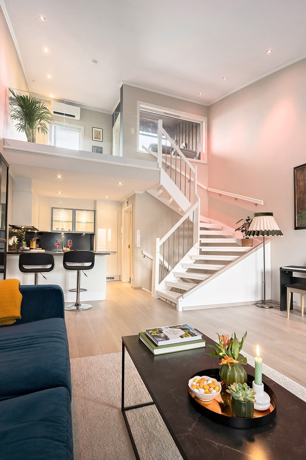 Spottbelysningen i stuen er Philips Hue system som kan styres av app med stemningsbelysning i ulike farger. Galleribilde