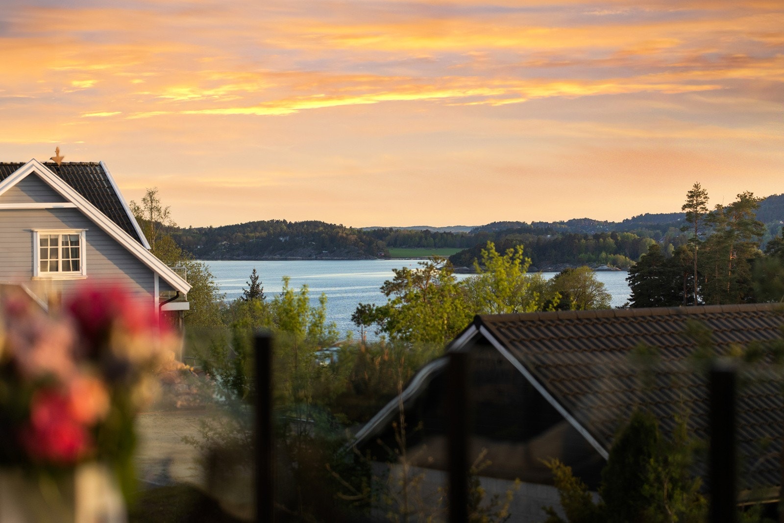 Sjøutsikt fra terrassen og hagen Galleribilde