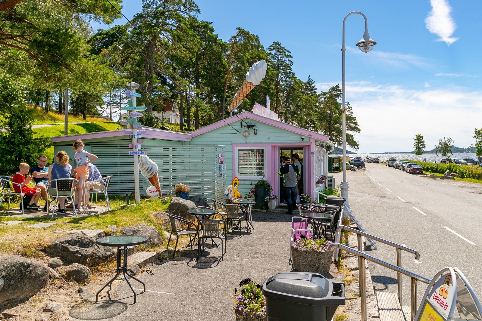 ISI bar er et yndet sted å spise hvit eller rosa softis. Her har de også den kjente "Bæggis" og andre godsaker. Ligger nært eiendommen. Galleribilde