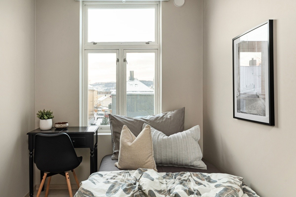 Dette er Solen. Soverommene er av god størrelse med plass til det man trenger. Nye garderobeskap med speilfronter, seng, panelovn og solskjerming medfølger. Galleribilde