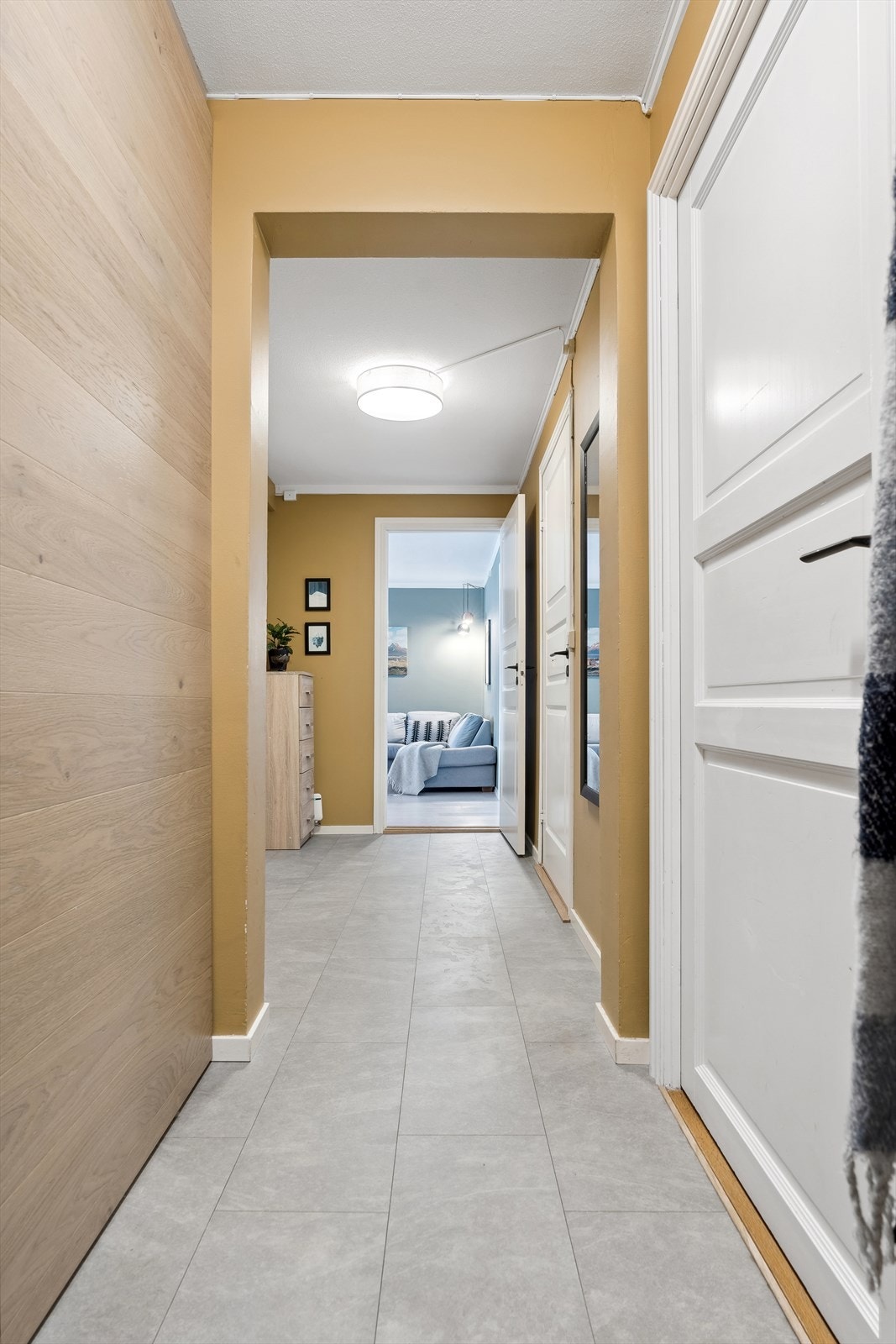 Herfra har du videre tilgang til to av soverommene, badet, toalettrommet og stue/kjøkken Galleribilde