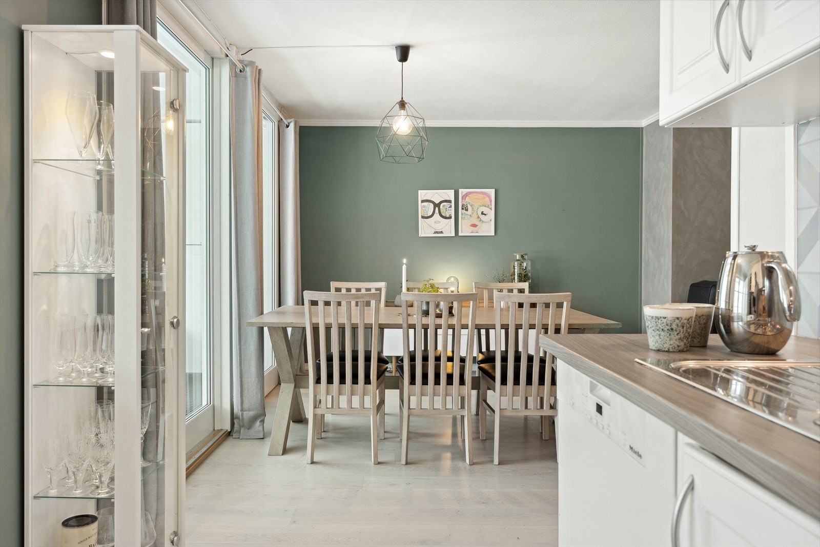 Ved spisestuen er det utgang, via skyvedør, til den innglassede balkongen Galleribilde