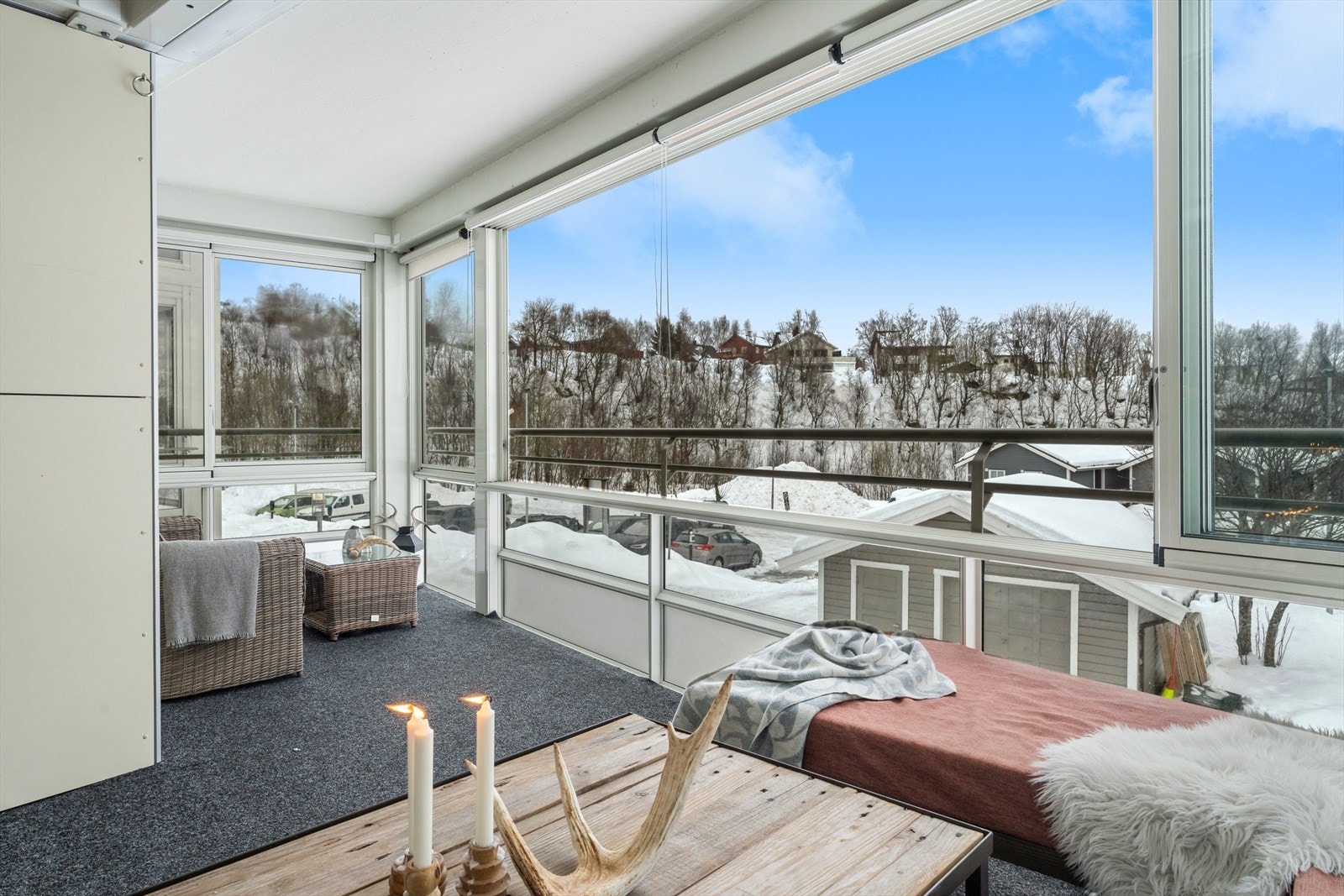 Leiligheten har en svært romslig innglasset balkong som er vendt mot sør - Med andre ord gode solforhold! Galleribilde