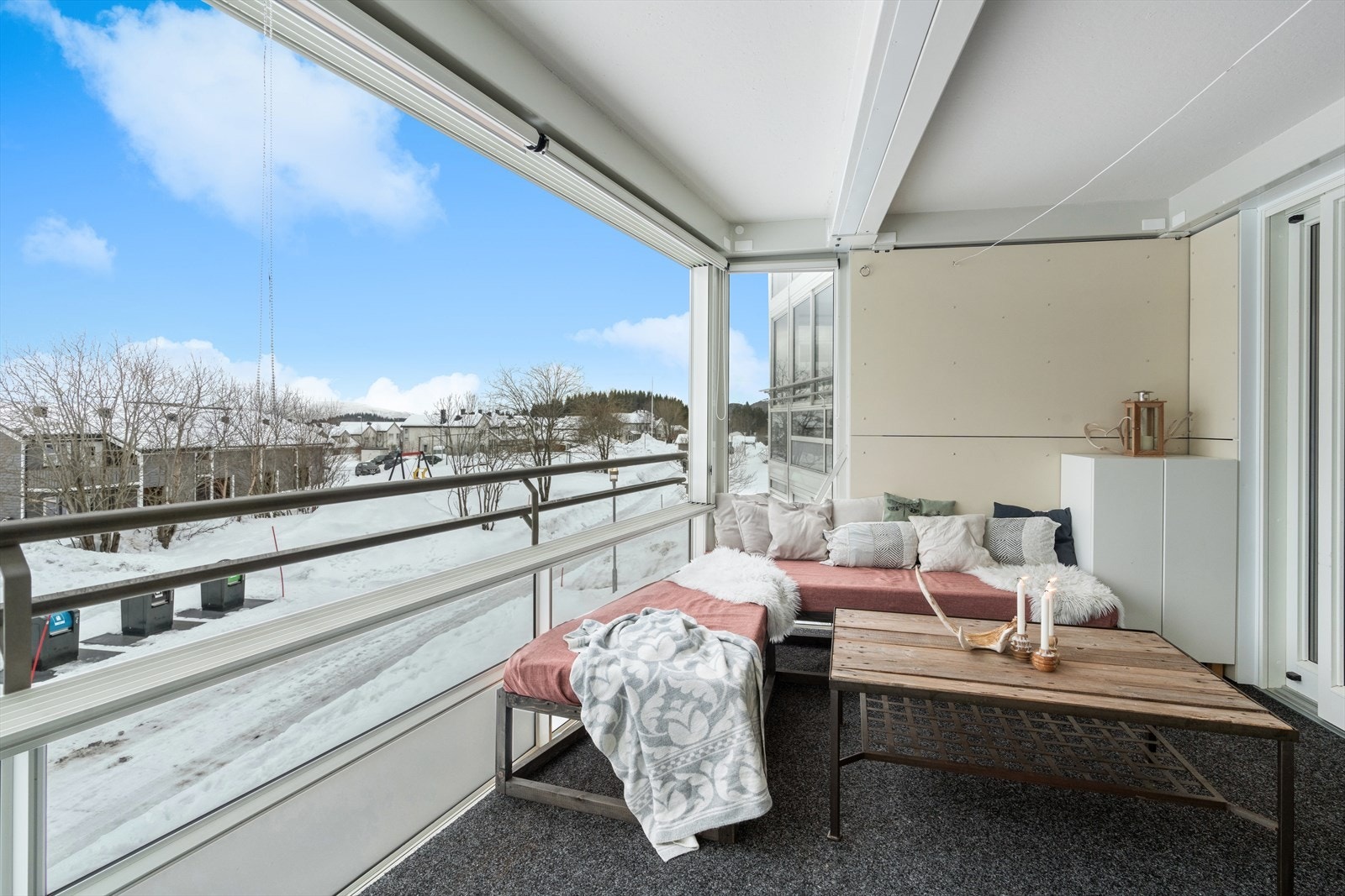 Den sørvendte beliggenheten sørger for gode solforhold og frisikt over nabolaget - Øvre glassrekke kan åpnes/lukkes etter behov Galleribilde