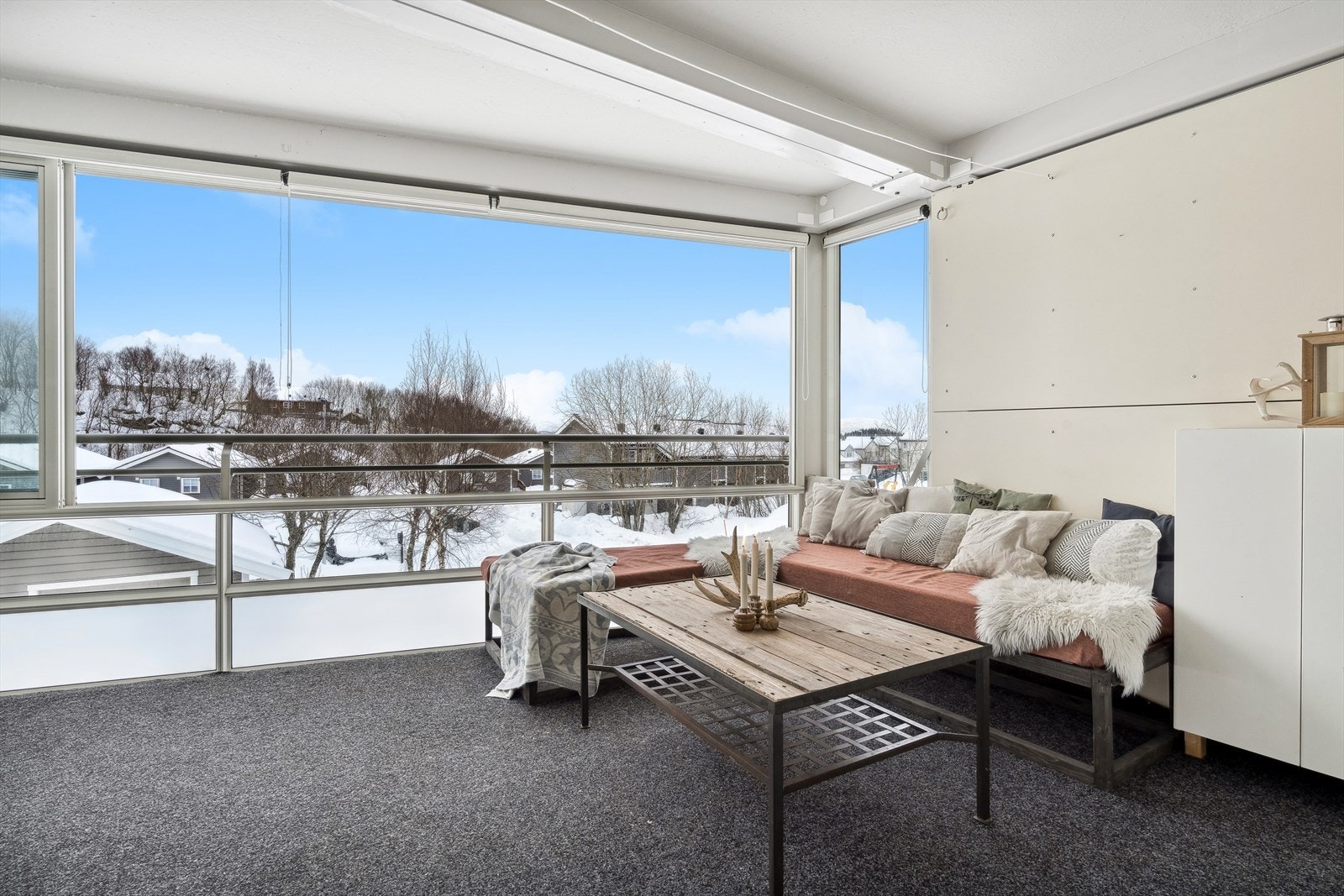 Med sine 19 kvm er det rikelig plass til utemøbler på balkongen, og på varme sommerdager oppleves denne som en forlengelse av stuen Galleribilde