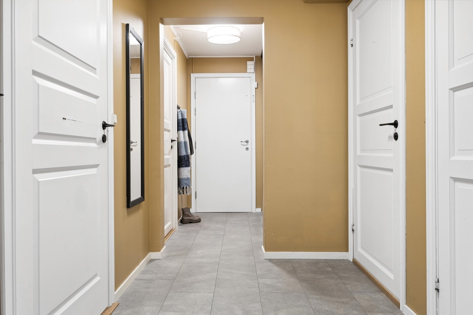 Du ønskes velkommen inn i en hyggelig entré utstyrt med skyvedørsgarderobe og knaggrekke, som gir god plass for oppbevaring av yttertøy Galleribilde