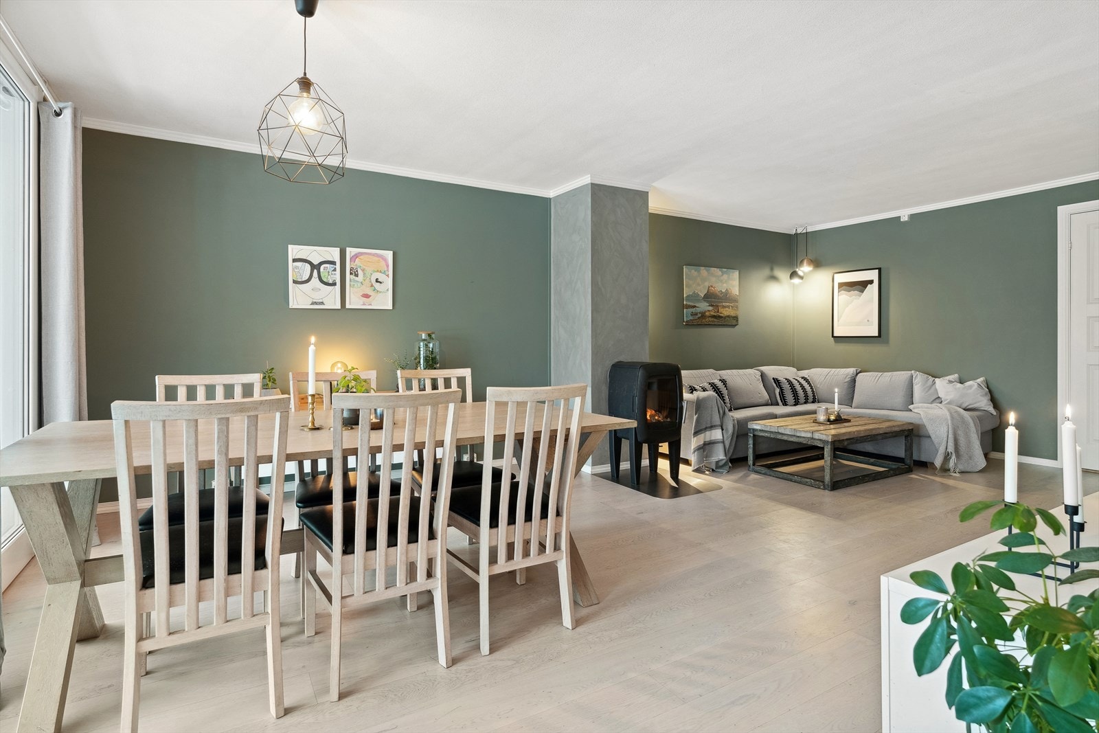 Stuens møbleringsvennlige utforming gir god plass til sofakrok, samt spisegruppe ved inngangen til kjøkkenet Galleribilde