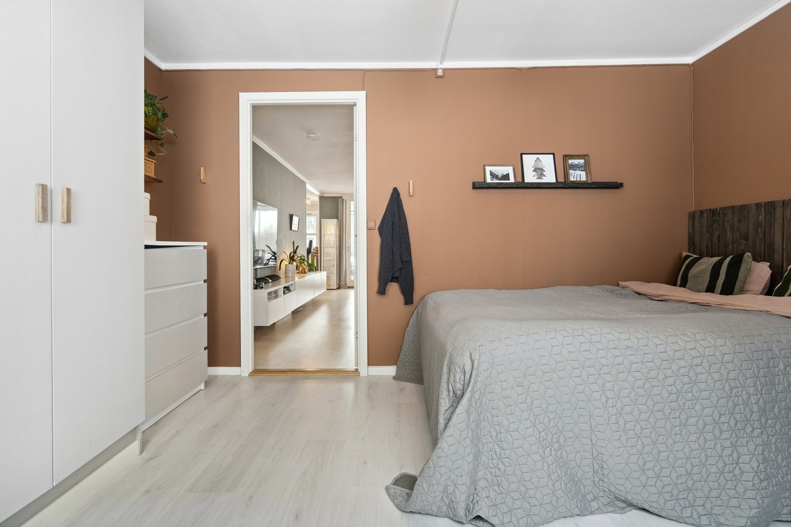 Soverom I - Hovedsoverommet har adkomst fra stuen og byr på god plass til dobbeltseng Galleribilde