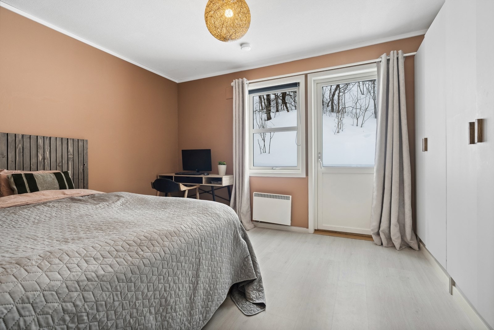 Soverom I - Rommet er utstyrt med to doble garderobeskap og har utgang til baksiden av bygget Galleribilde