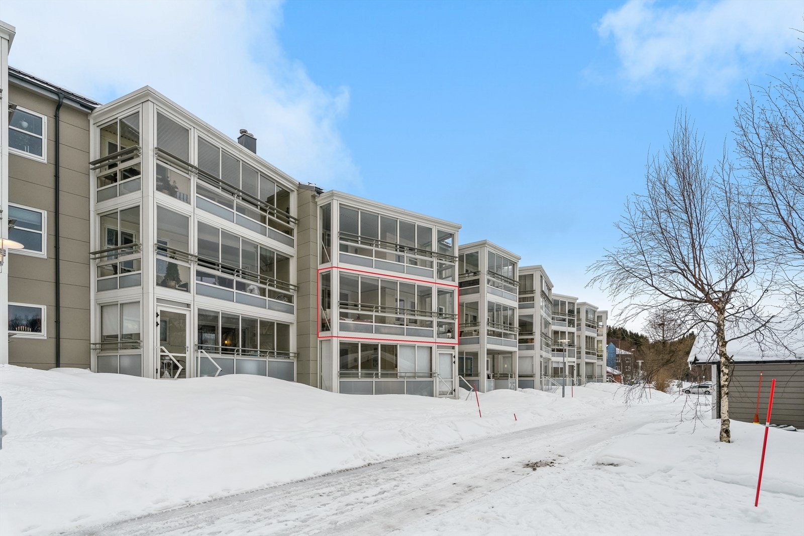 Leiligheten ligger fint plassert i 2. etasje med adkomst via felles inngangsparti og trappeoppgang Galleribilde