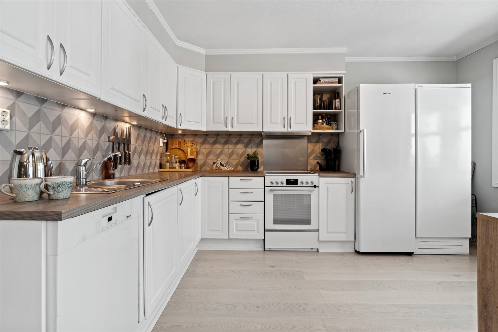 Hvitevarene medfølger og består av oppvaskmaskin, komfyr, kjøleskap og fryseskap Galleribilde