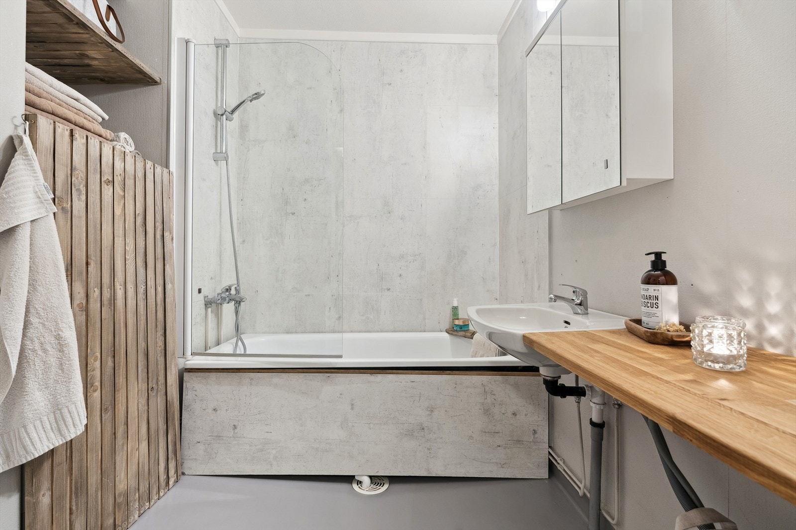 Badet er modernisert med baderomsplater i våtsone og oppmalte overflater. Galleribilde