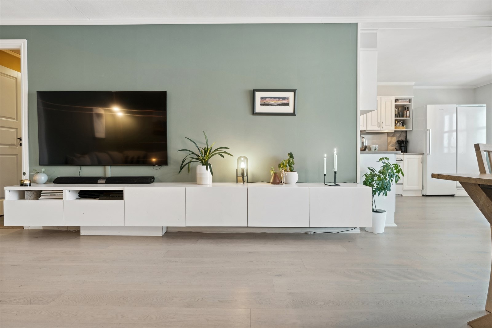 På den ene stueveggen er det montert vegghengte skap/TV-benk som medfølger salget Galleribilde