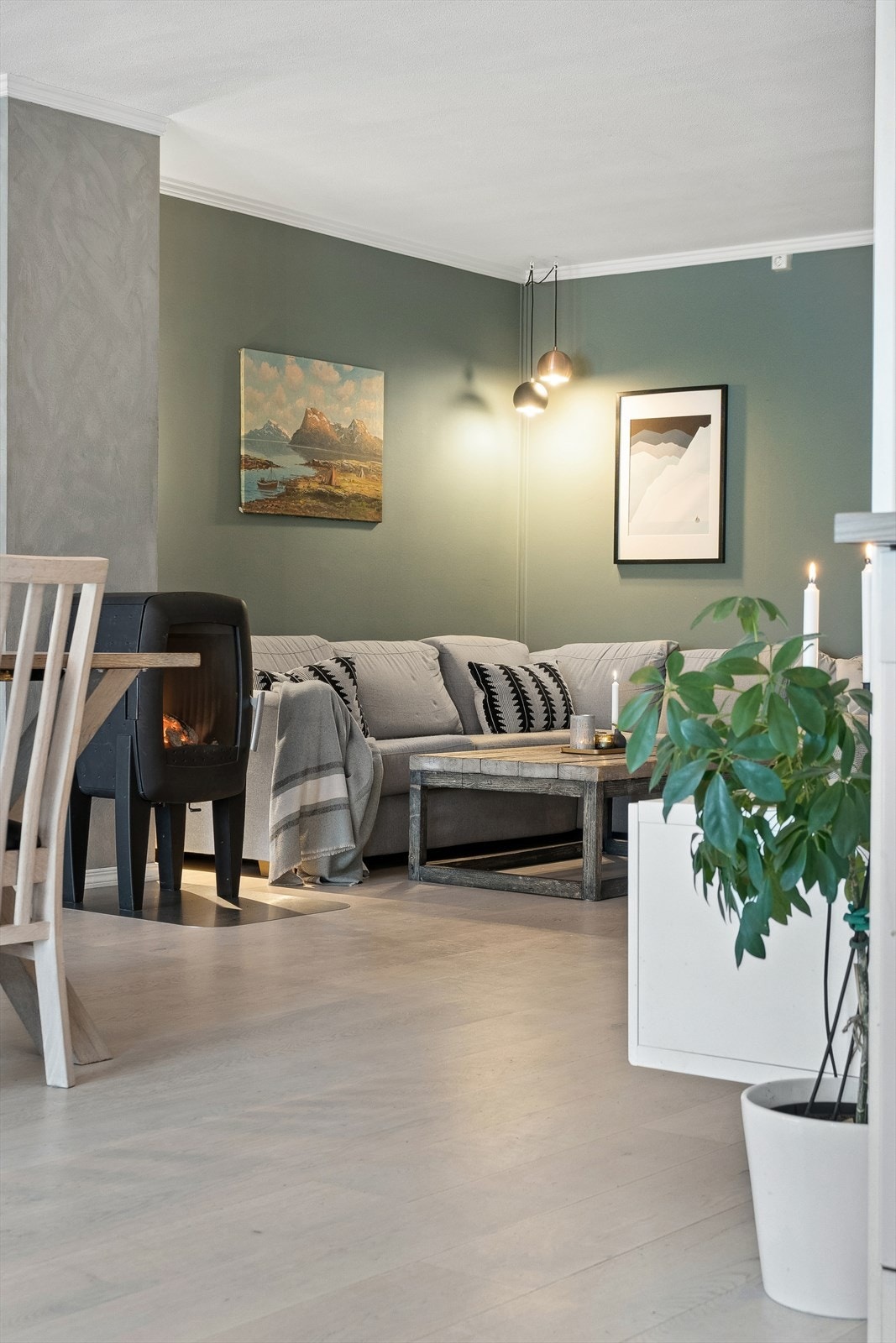 Det er etablert ildsted som gir hygge og ikke minst rask oppvarming på kjølige vinterdager Galleribilde