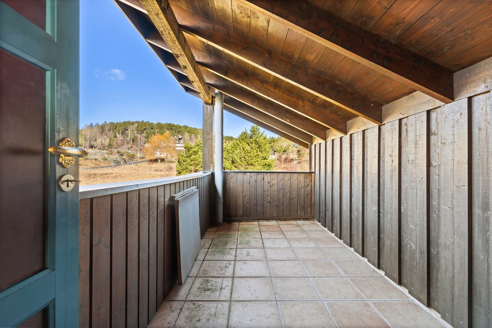 Balkong utenfor hems, lun plass med kveldssol Galleribilde