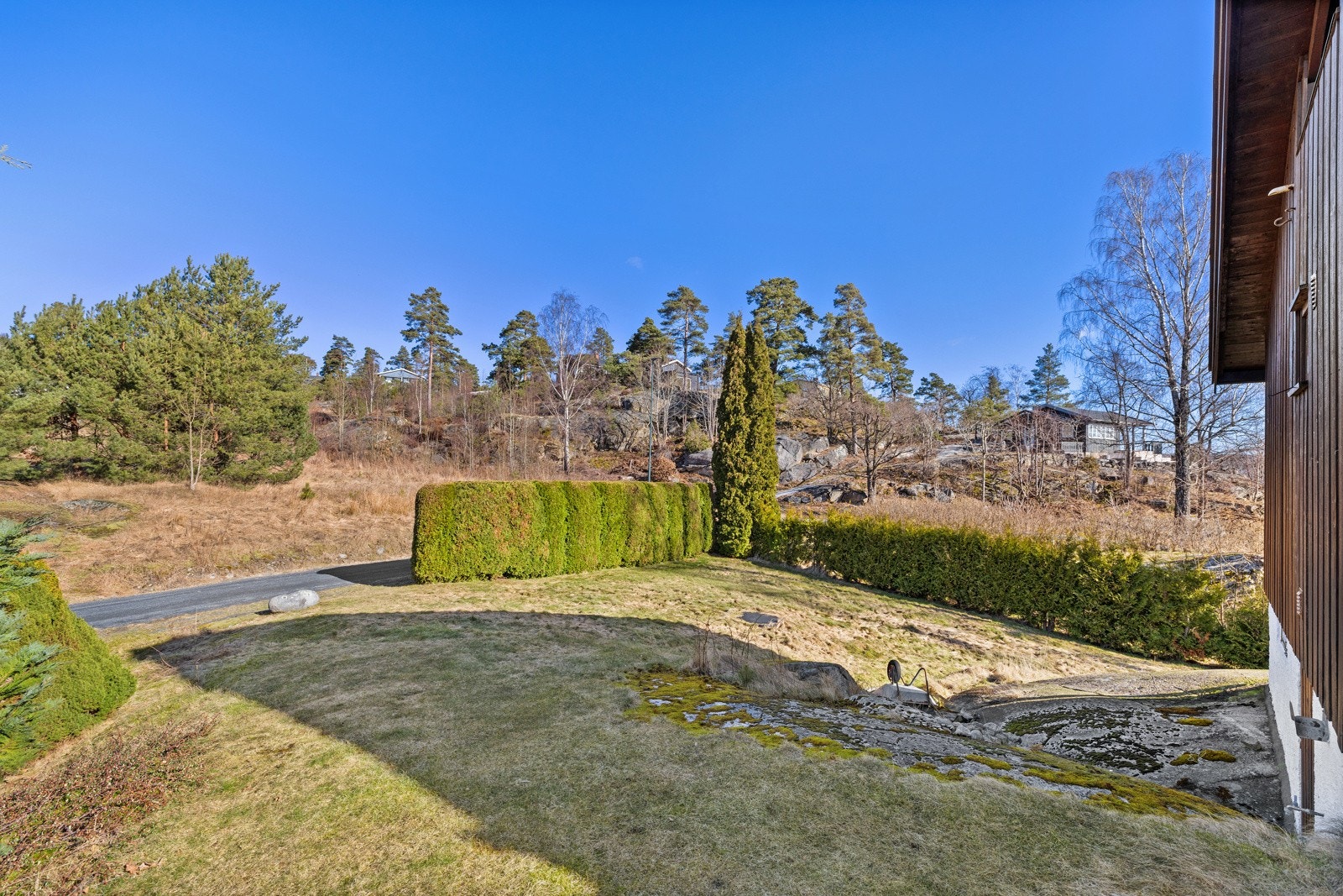 Veien går på oversiden av tomten og er lite trafikkert. Galleribilde