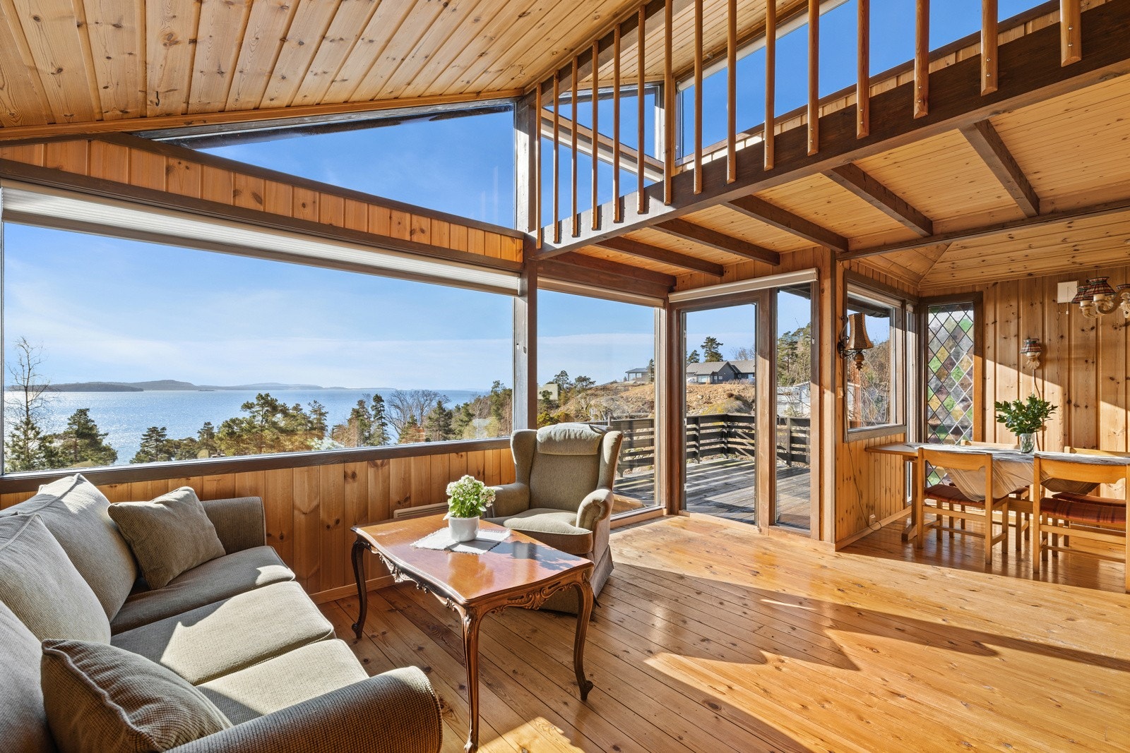 Fantastisk lys stue med uhindret utsikt. Galleribilde