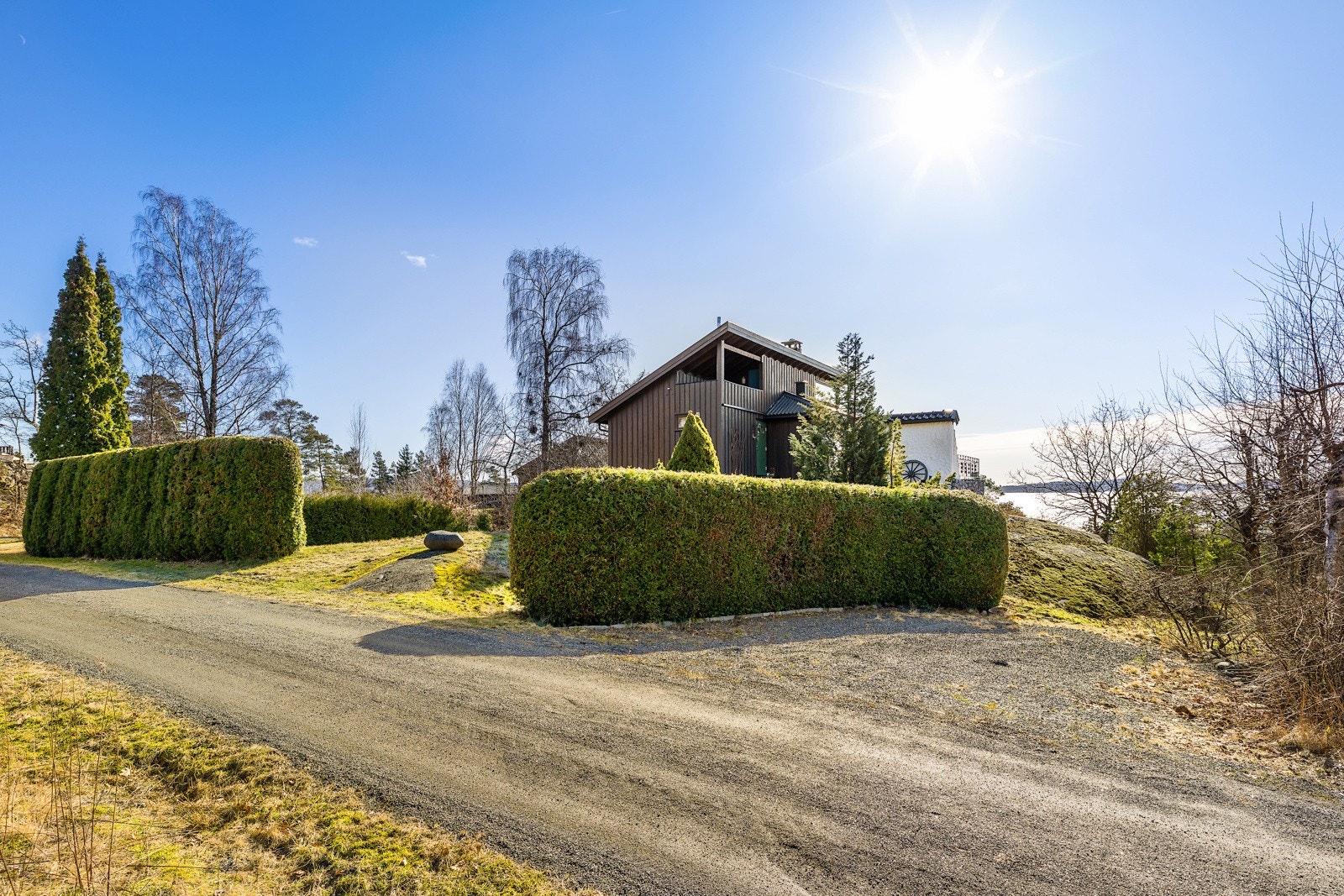 Parkering på utsiden av hekken, plass til 2 biler. Galleribilde