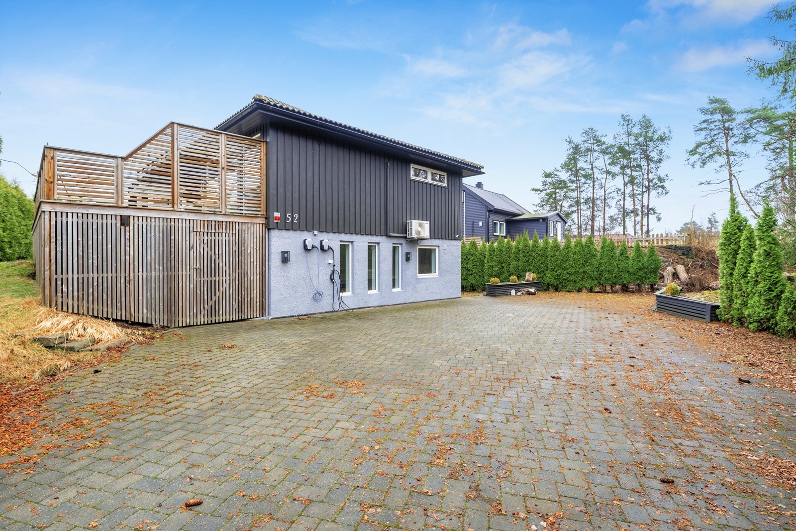 Gårdsplass. Delvis utenfor tomtegrensen. Galleribilde