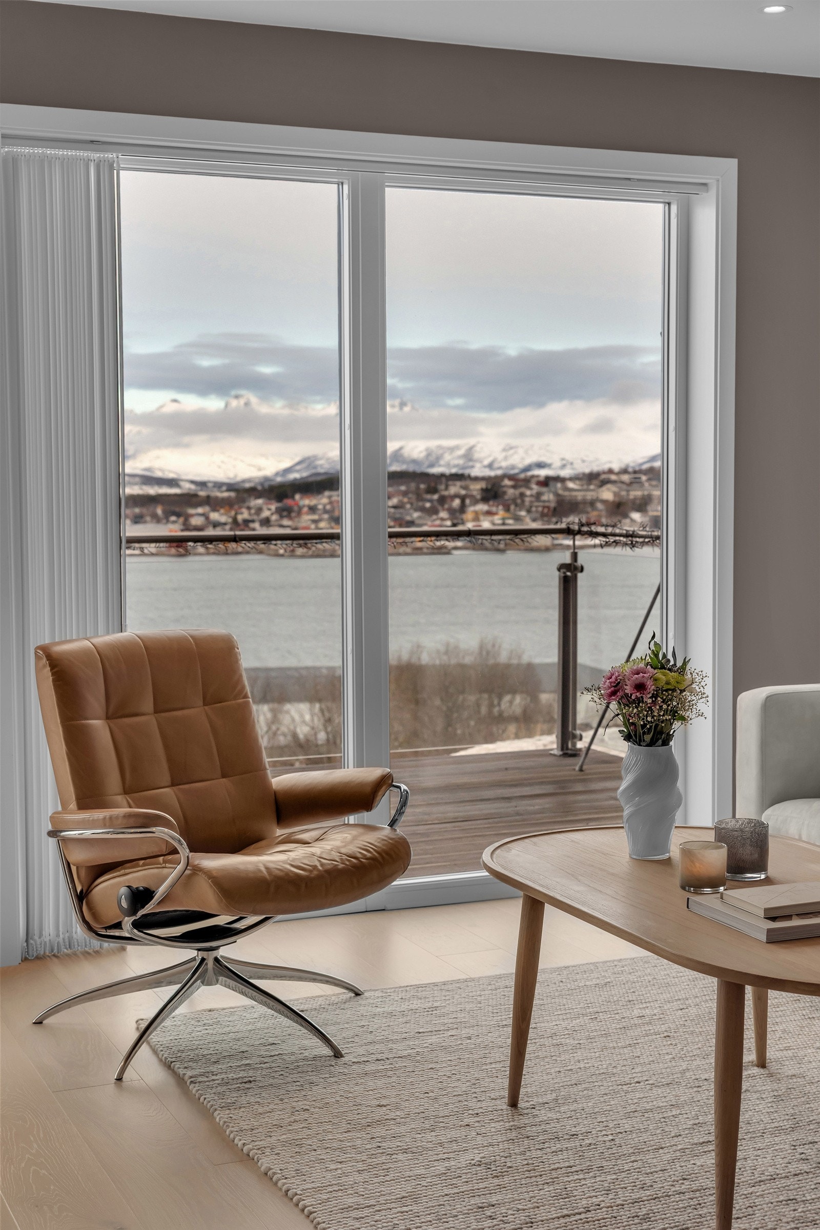 Fra stua er det utgang til stor veranda Galleribilde