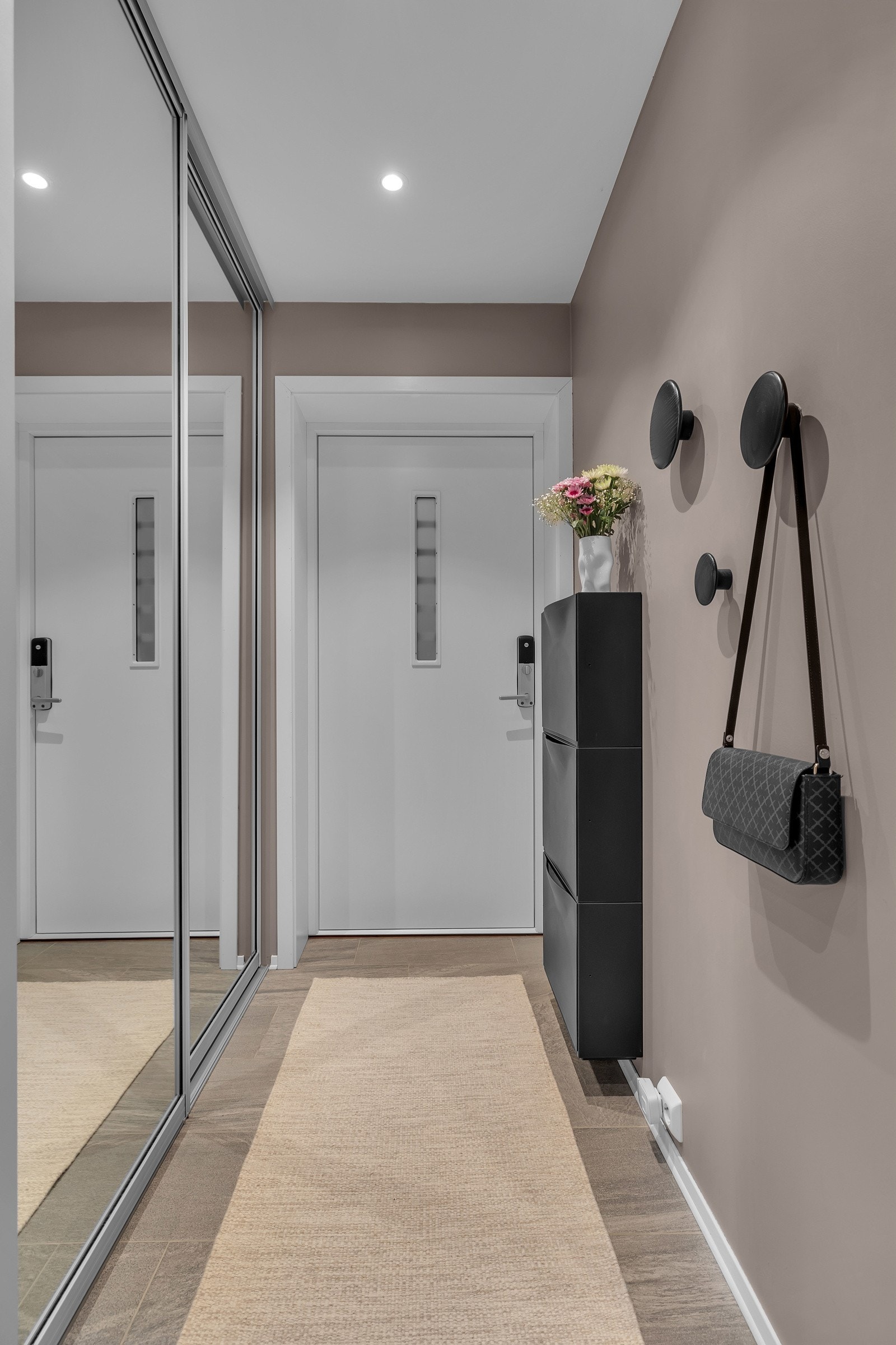 Velkommen inn! Det første som møter deg er dette fine inngangspartiet hvor det også er skyvedørsgarderobe Galleribilde