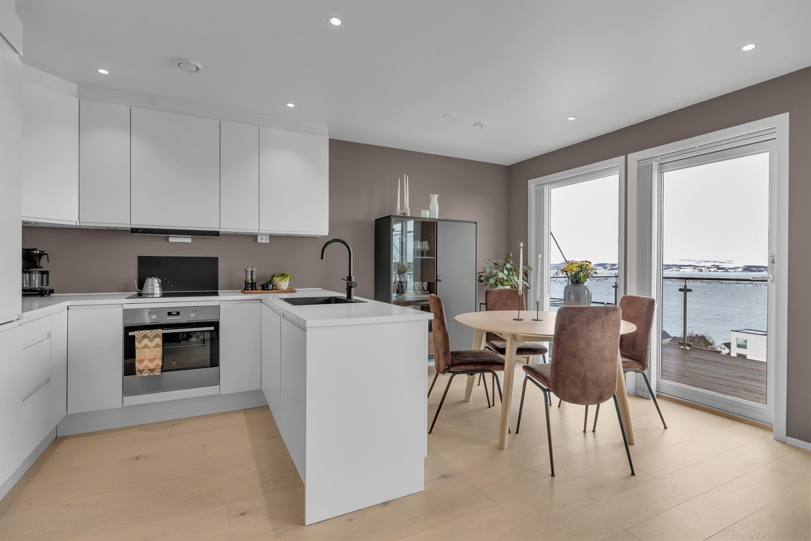 Spisestuen har sin naturlige plass nært kjøkkenet Galleribilde