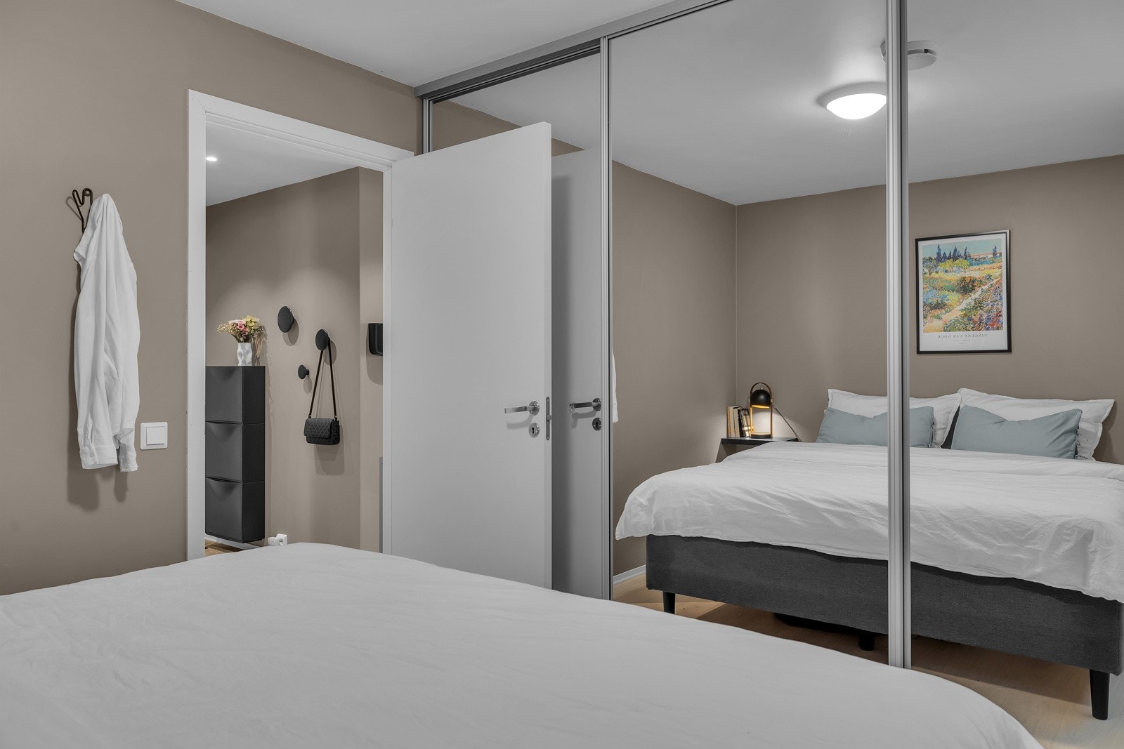 Her er det god plass både til dobbeltseng og skyvedørsgarderobe Galleribilde