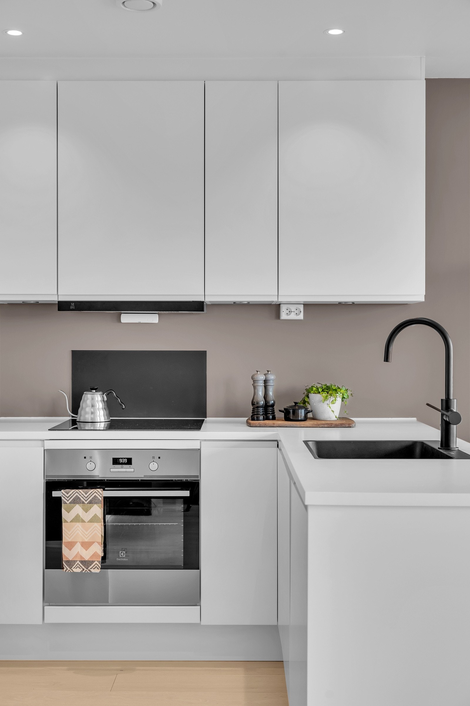 Praktisk og pent kjøkken med integrerte hvitevarer Galleribilde