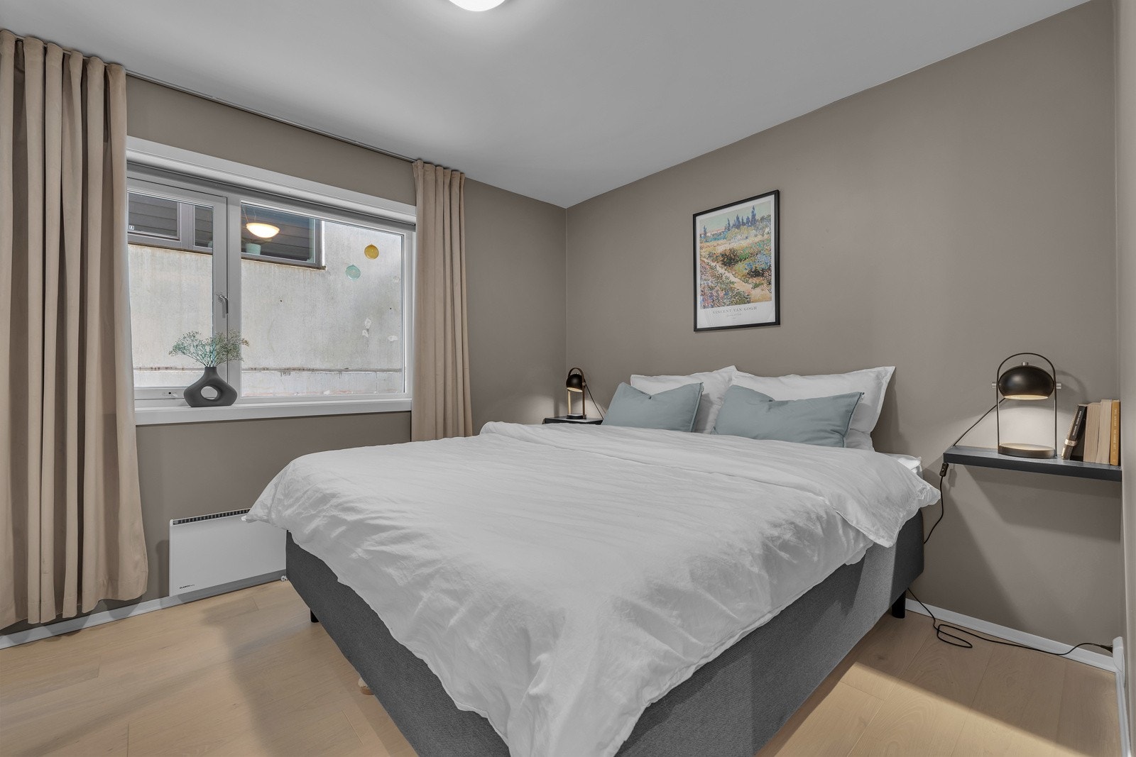 Hovedsoverommet er plassert bakerst i leiligheten Galleribilde