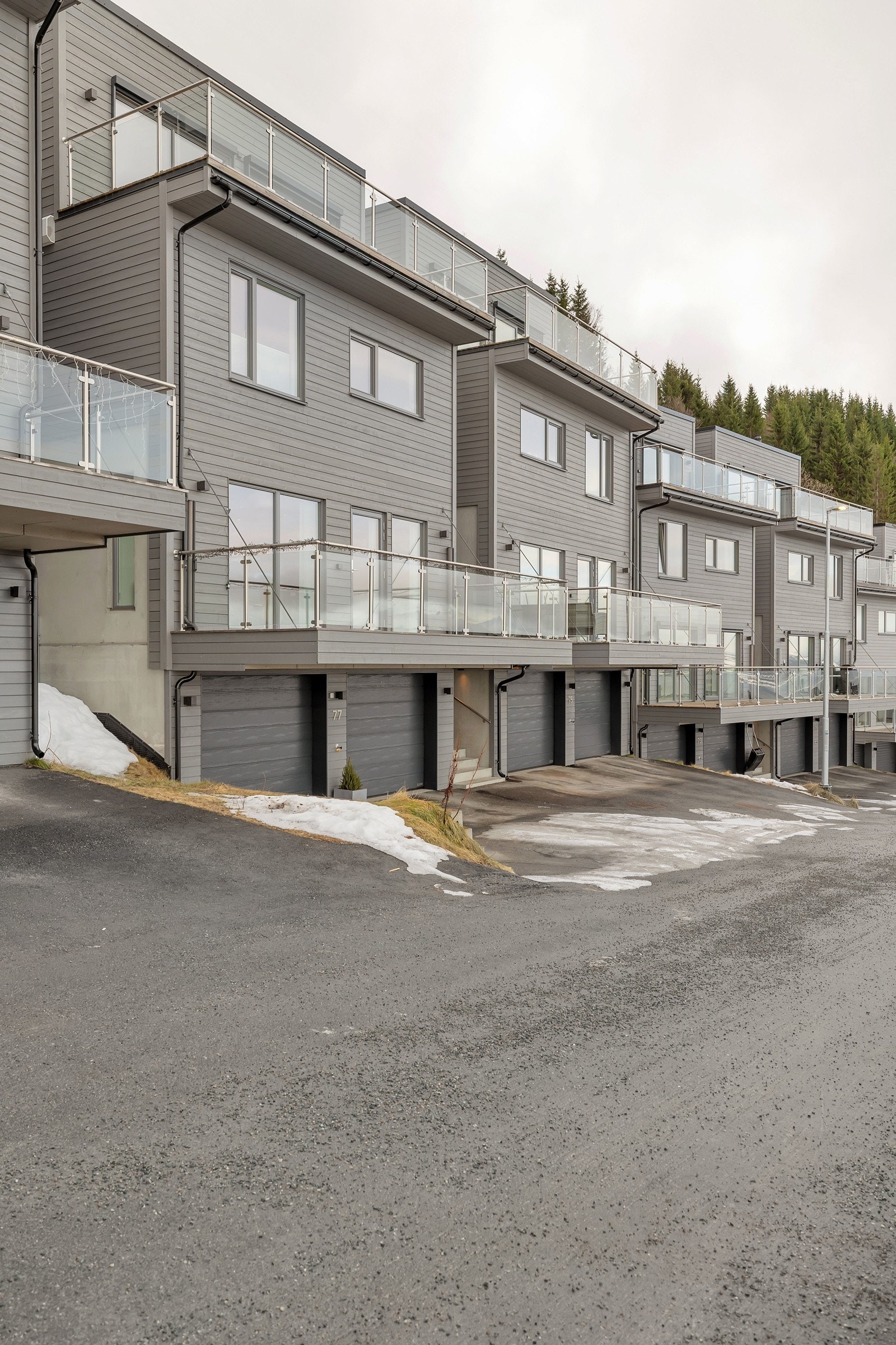 I byggets 1. etasje har leiligheten egen plass i garasje Galleribilde