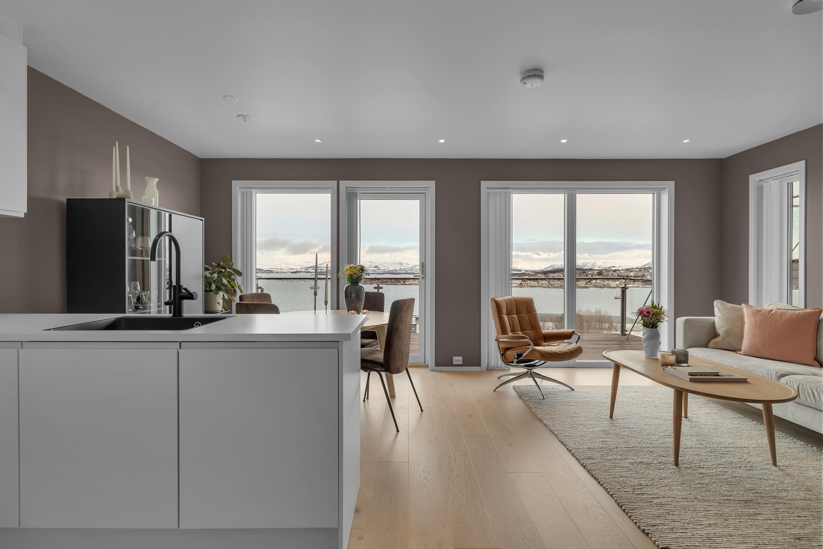 Leiligheten har store vindusflater mot vest som slipper inn mye naturlig lys og som gir en nydelig utsikt Galleribilde