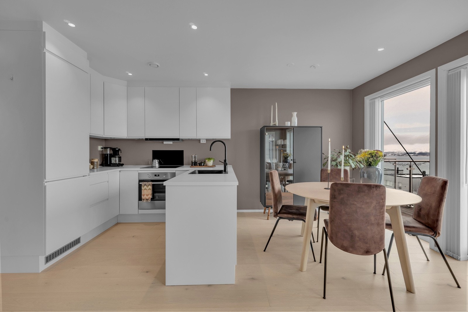 Kjøkken og spisestue er plassert mot sør i rommet Galleribilde