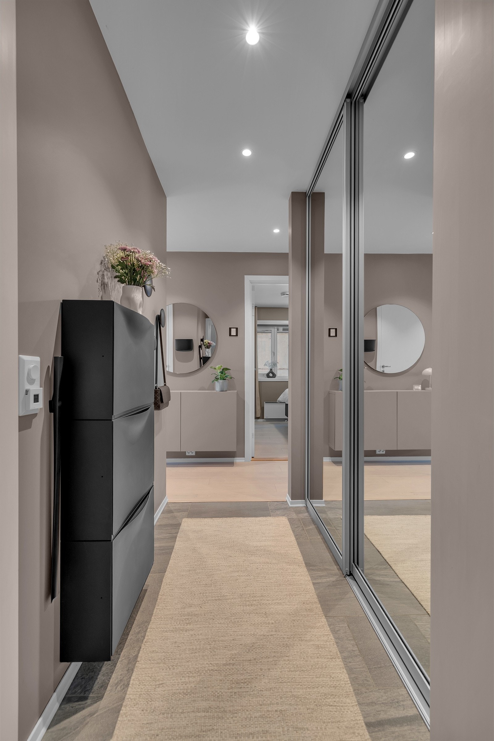 Inngangspartiet er plassert midt på bygget slik at gangen forgrener seg til soverom, bad og motsatt vei til stue og kjøkken Galleribilde