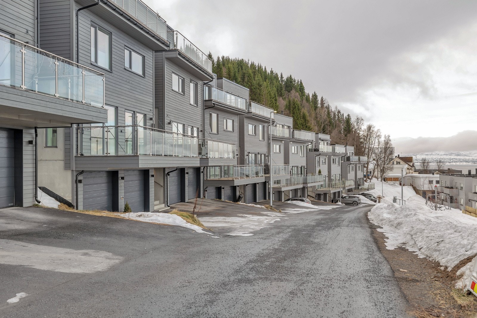 Storbakkvegen 77 er plassert høy i terrenget på fastlandet og har derfor rolige omgivelser Galleribilde