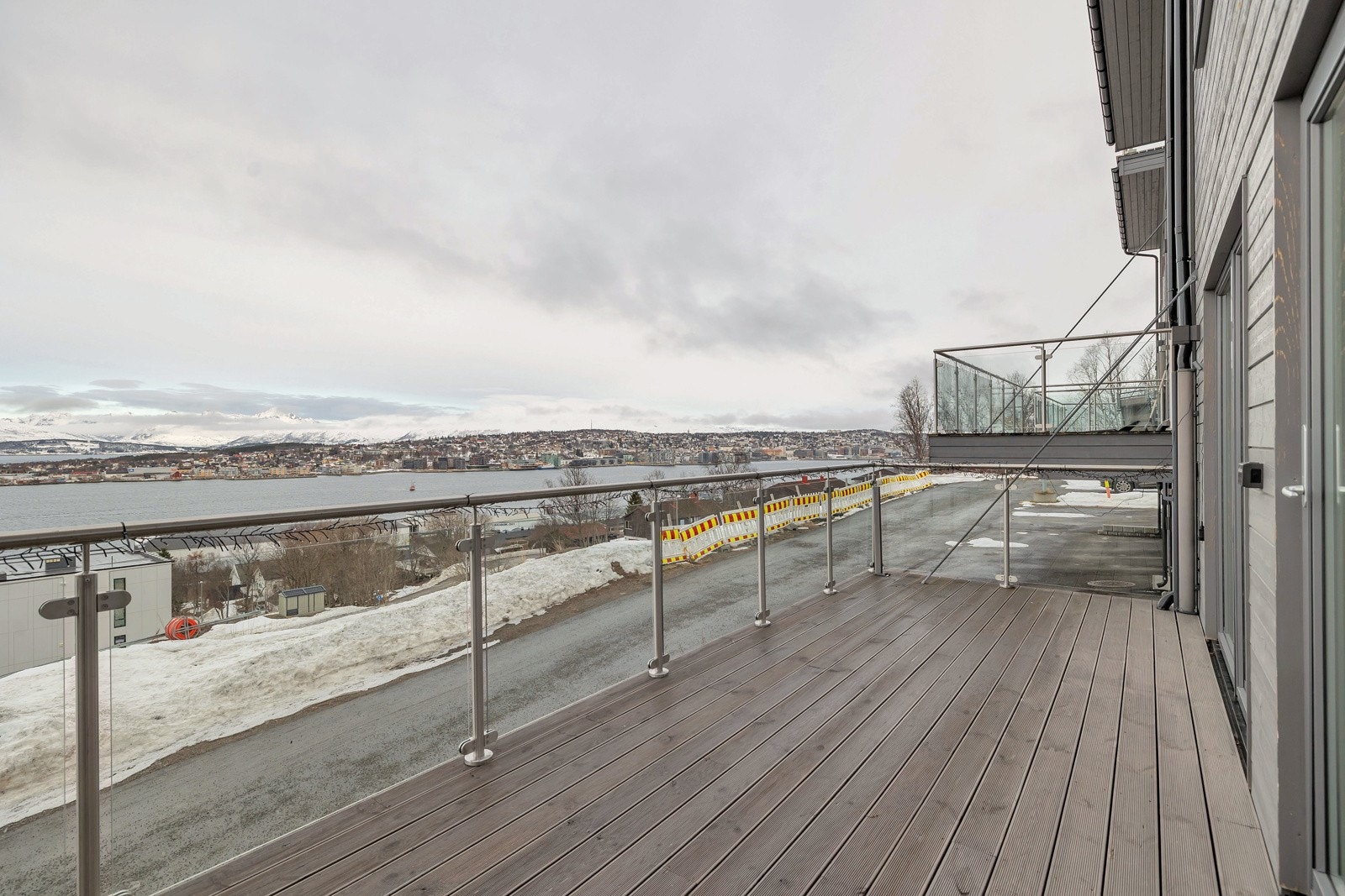 Verandaen er på ca. 15m2 Galleribilde