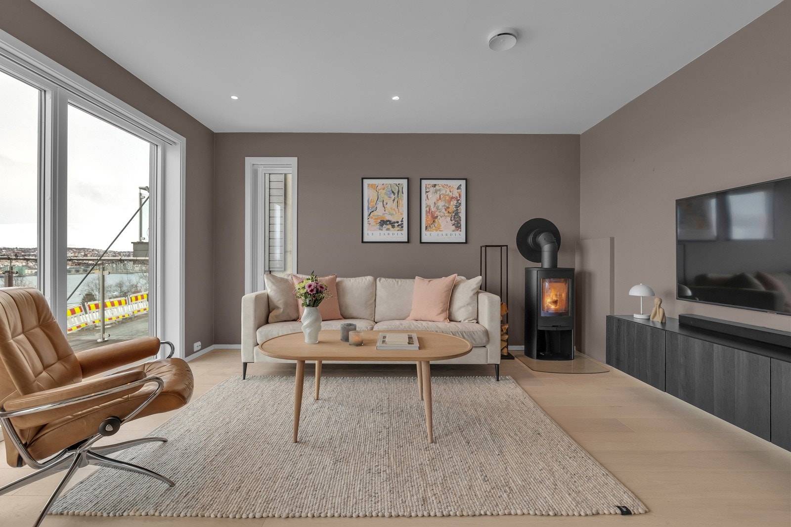 I hjørnet finner vi en fin og effektiv vedovn Galleribilde