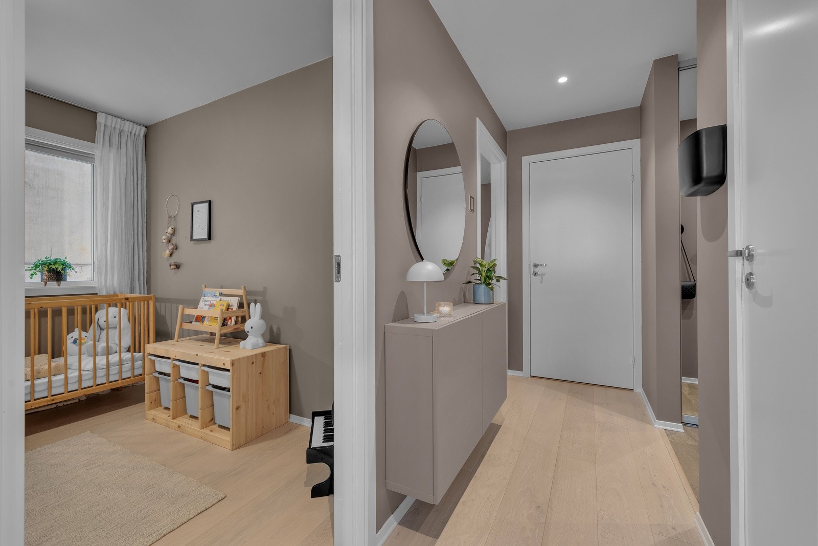 Leilighetens første soverom er på ca. 7m2 Galleribilde