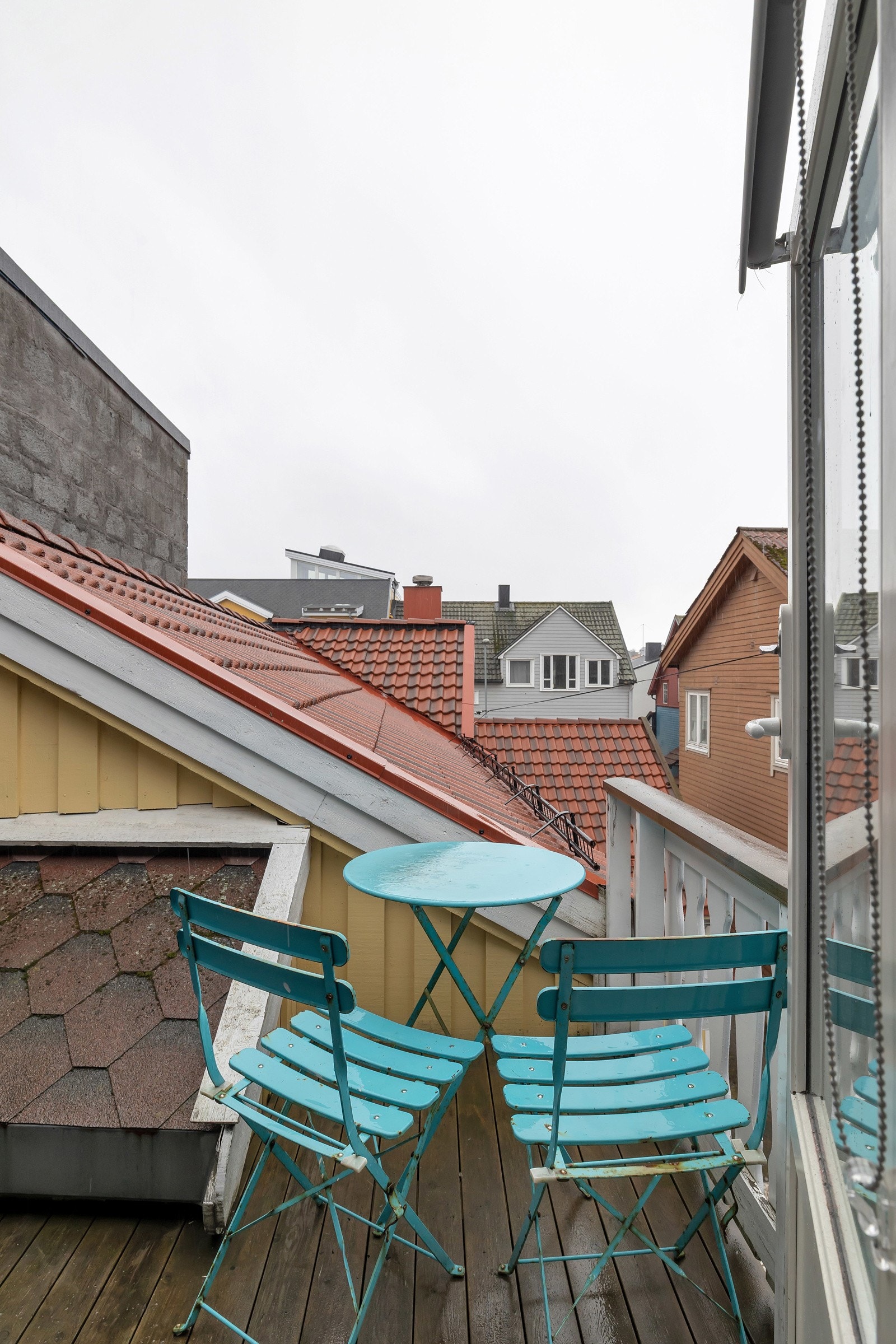 Utenfor soverom 2 finner du en typisk "by-veranda". Som veranda i etasjen under er denne sørvendt Galleribilde