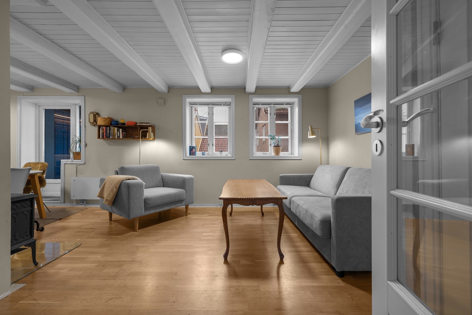 Stua er svært innbydende og koselig med synlige bjelker i taket som gir et inntrykk av når huset opprinnelige ble oppført Galleribilde