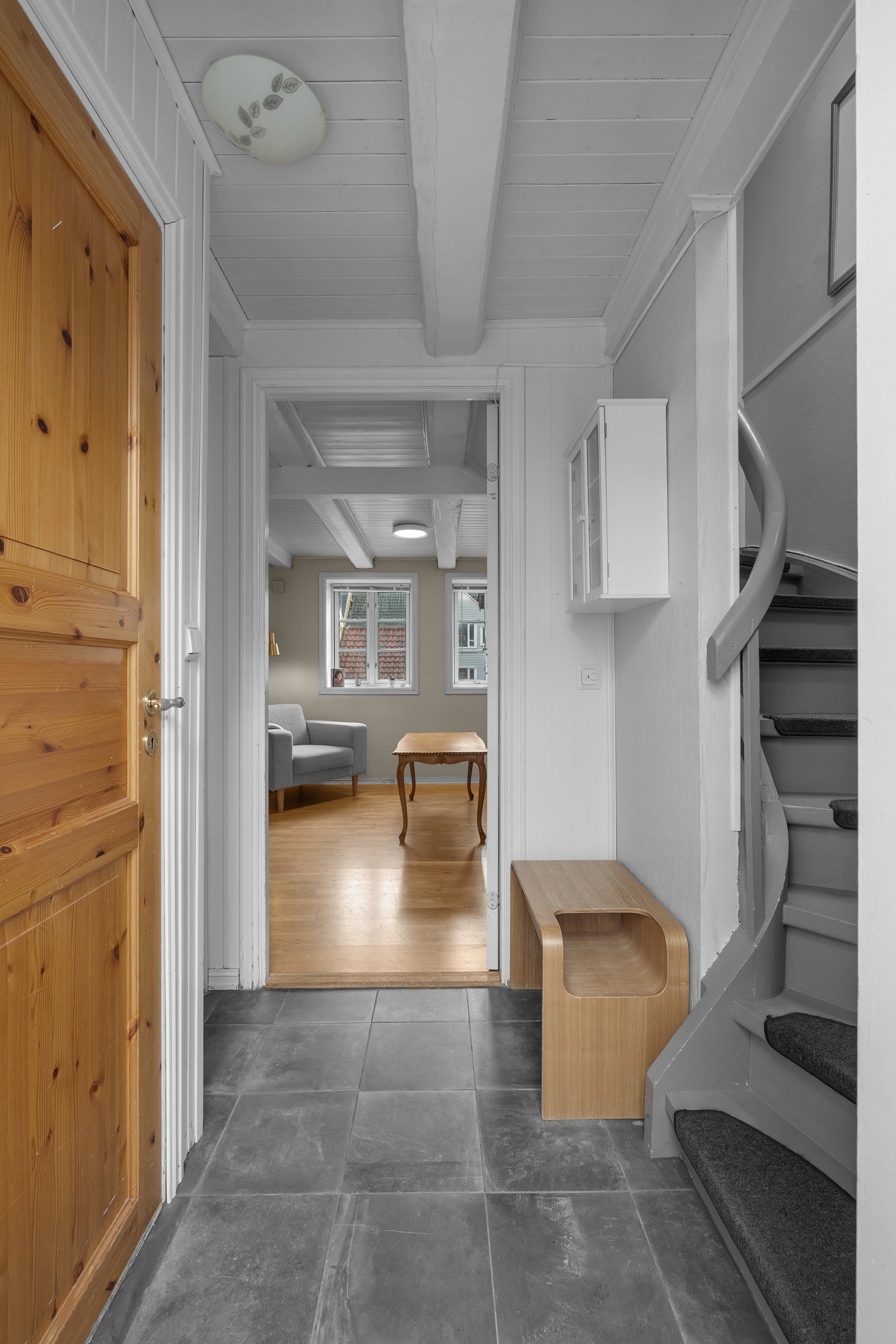 Velkommen inn! Du møter først dette inngangspartiet som leder deg til kjeller, til stue og kjøkken og opp til 2. etasje Galleribilde