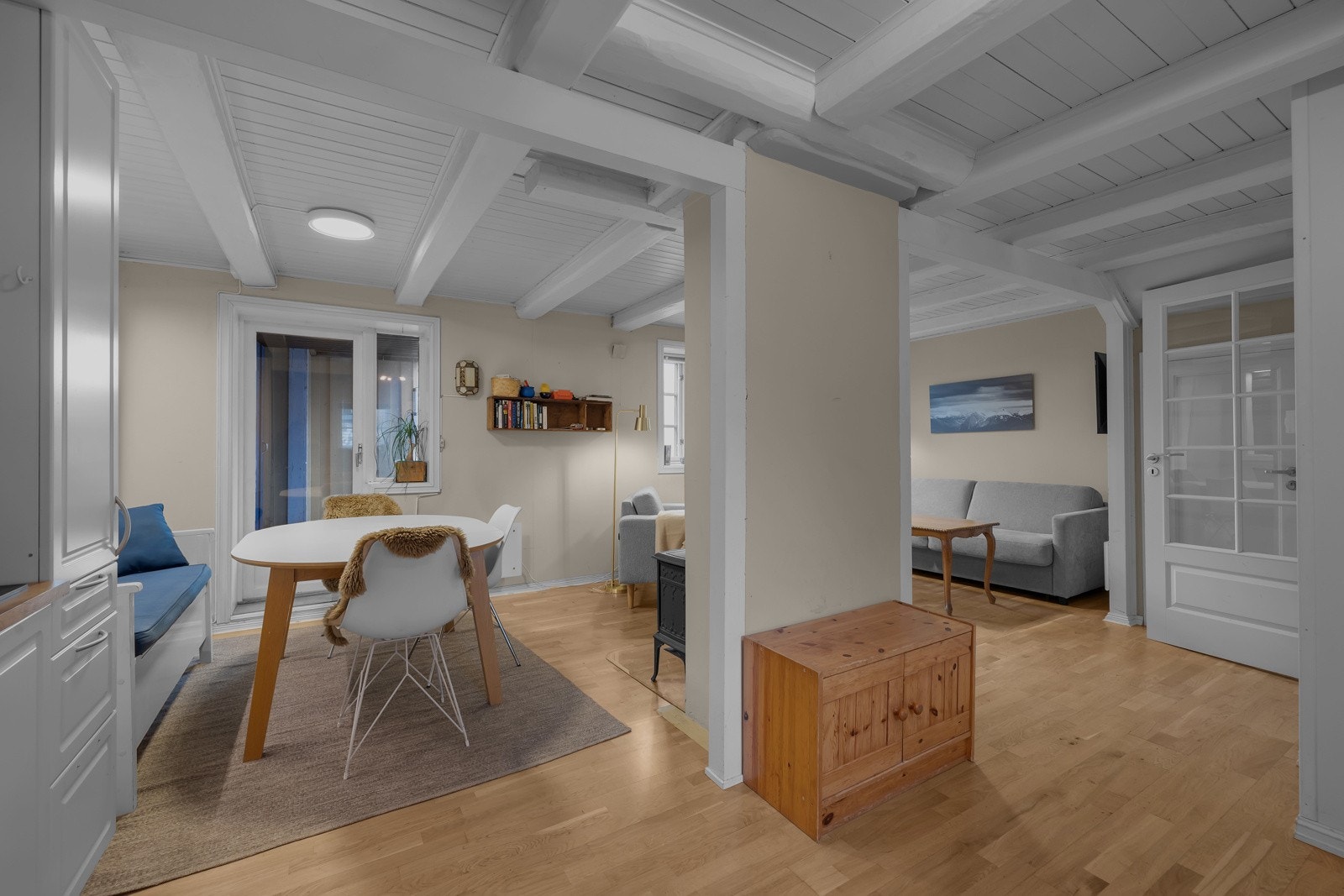 Spisestua er av fin størrelse og har sin naturlige plass i nærheten av kjøkkenet Galleribilde