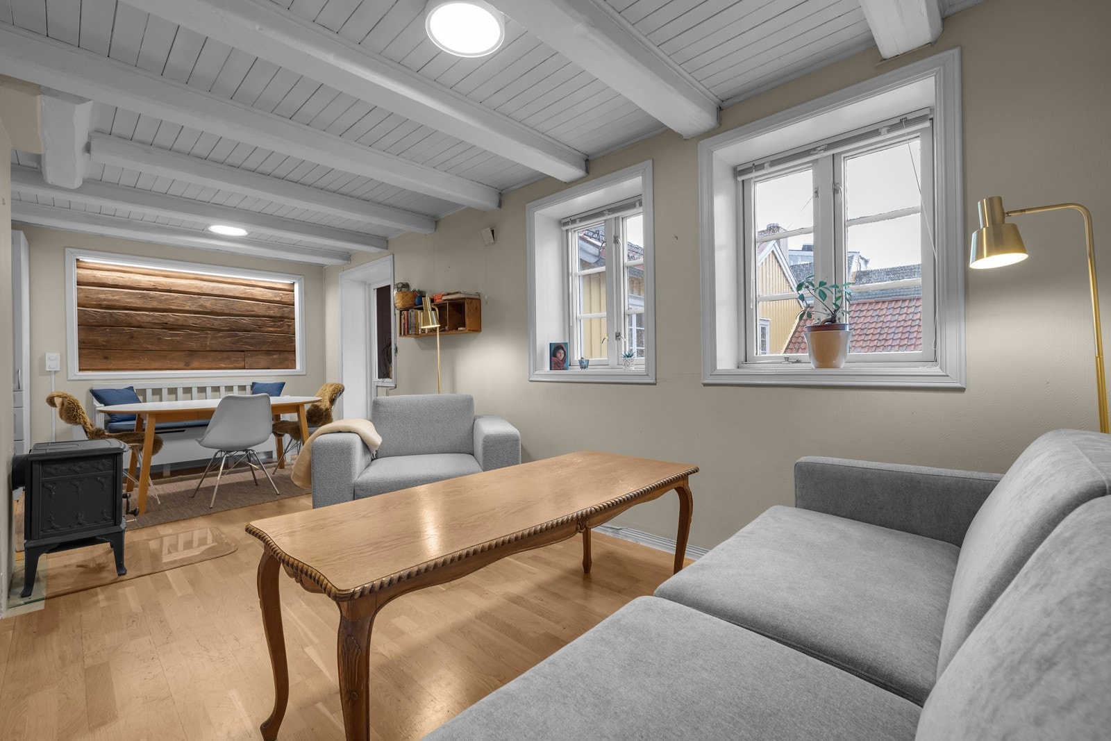 Fra stua er det utgang til en liten sørvendt veranda Galleribilde