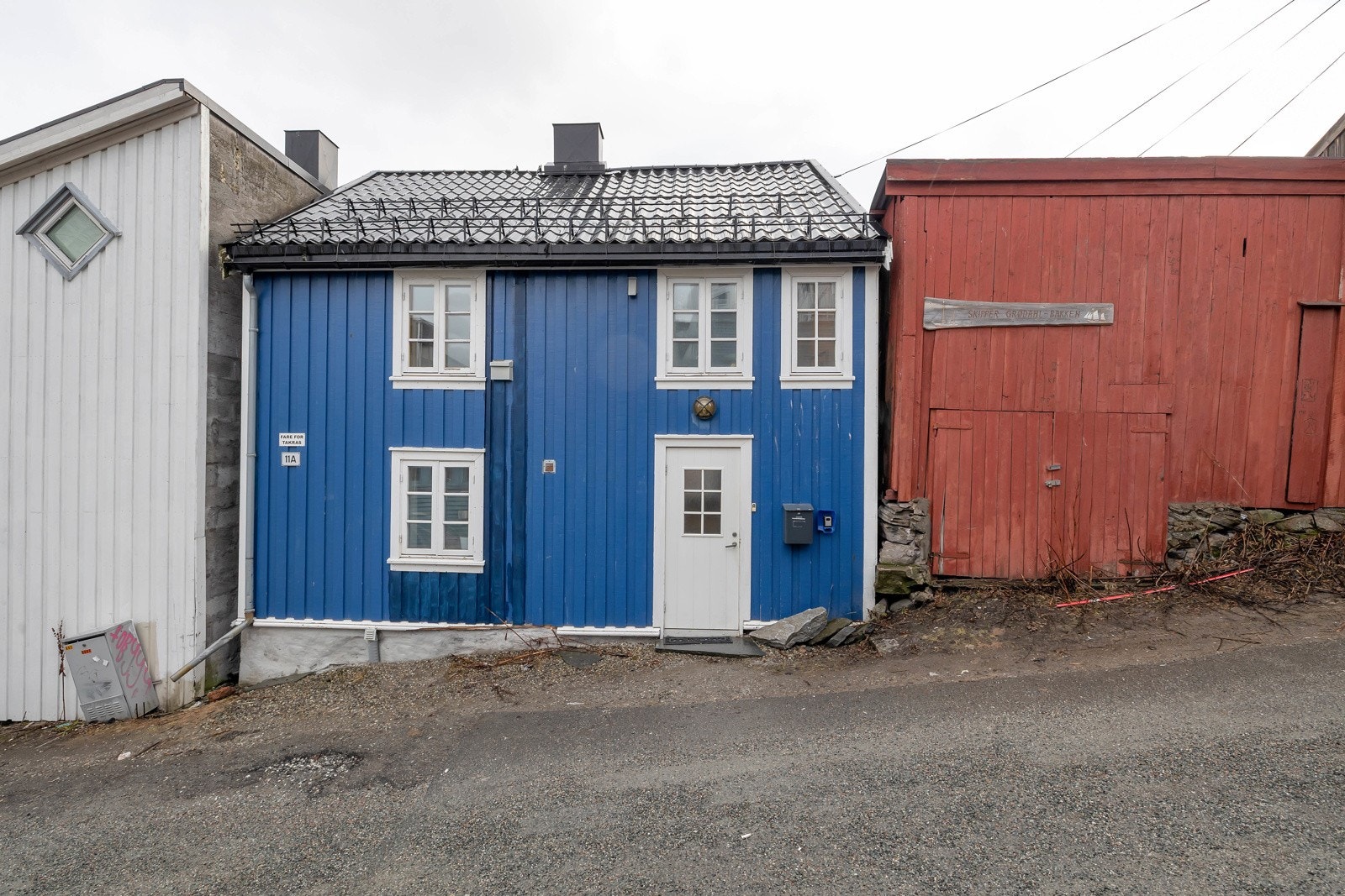 Huset ligger i en rolig gate uten særlig trafikk Galleribilde